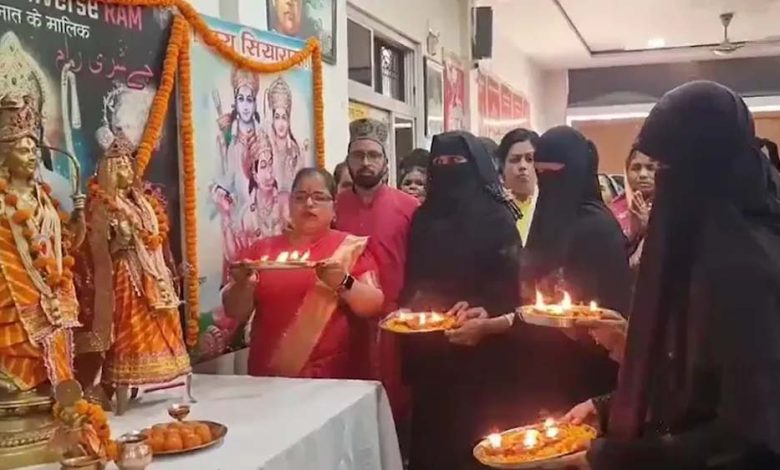 रामनवमी के पावन अवसर पर मुस्लिम महिलाओं ने न केवल प्रभु श्रीराम की आरती उतारी बल्कि प्रेम का संदेश भी दिया 1 रामनवमी के पावन अवसर पर मुस्लिम महिलाओं ने न केवल