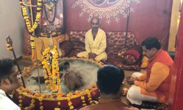 रामनवमी पर मुख्यमंत्री डॉ मोहन पहुंचे नर्मदापुरम, गुरु भैया के साथ की प्रकृति पूजा 1 रामनवमी पर मुख्यमंत्री डॉ मोहन पहुंचे नर्मदापुरम गुरु भैया के