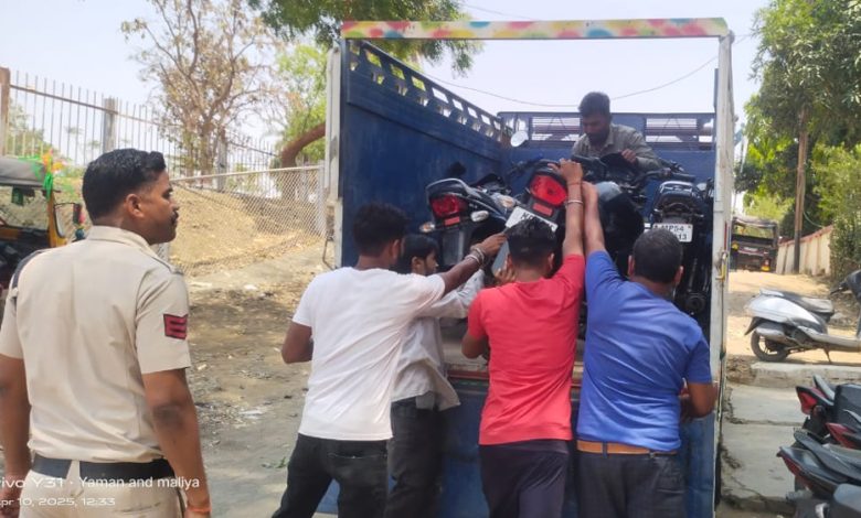 रेल्वे स्टेशन अनूपपुर के बाहर लावारिस खड़ी मोटर सायकलो को