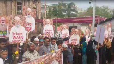 वक्फ बिल के पक्ष में बुर्का पहनकर सड़क पर उतरीं