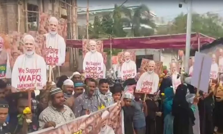 वक्फ बिल के पक्ष में बुर्का पहनकर सड़क पर उतरीं