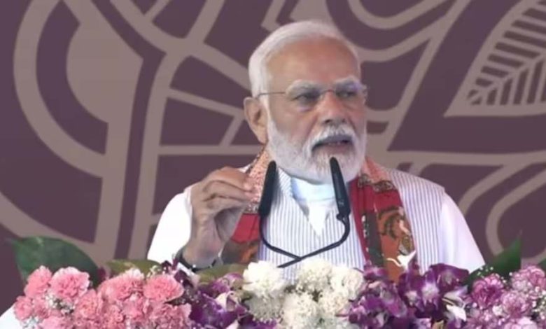 वाराणसी पहुंचे पीएम मोदी, 3,880 करोड़ की विकास परियोजनाओं की दी सौगात 1 वाराणसी पहुंचे पीएम मोदी 3880 करोड़ की विकास परियोजनाओं की