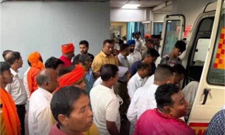 विसर्जन यात्रा के दौरान हाई-टेंशन तार से टकराया झंडा, तीन नाबालिगों समेत पांच लोग झुलसे 1 विसर्जन यात्रा के दौरान हाई टेंशन तार से टकराया झंडा तीन
