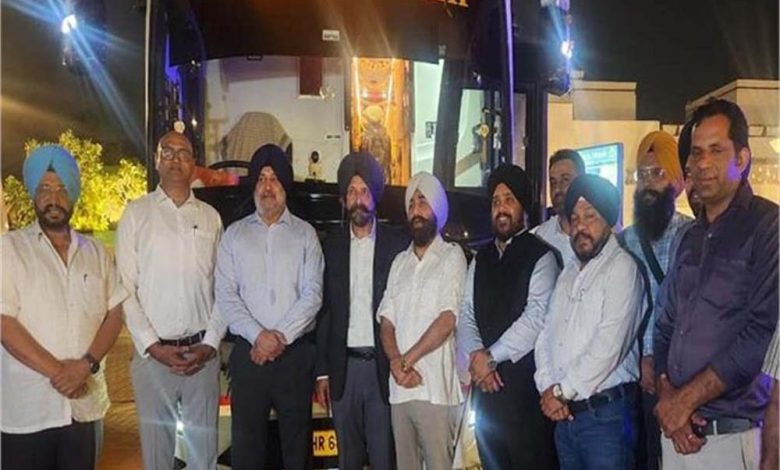 श्री दरबार साहिब अमृतसर से हजूर साहिब नांदेड़ के लिए स्लीपर बस सेवा का किया शुभारंभ, पहले जत्थे का हुआ स्वगत 1 श्री दरबार साहिब अमृतसर से हजूर साहिब नांदेड़ के लिए