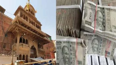 श्री बांके बिहारी मंदिर में चौंकाने वाला मामला पैसा गिनने