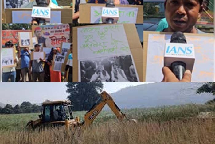 सपा कार्यालय के बाहर दलित किसानों ने किया विरोध प्रदर्शन, सपा नेता पर लगाया जमीन कब्जाने का आरोप 1 सपा कार्यालय के बाहर दलित किसानों ने किया विरोध प्रदर्शन