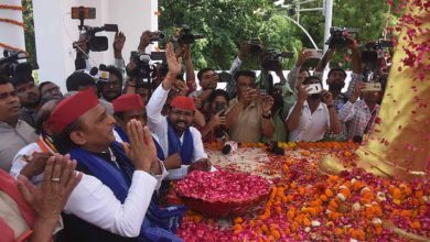सपा प्रमुख अखिलेश यादव ने बाबा साहब की प्रतिमा पर