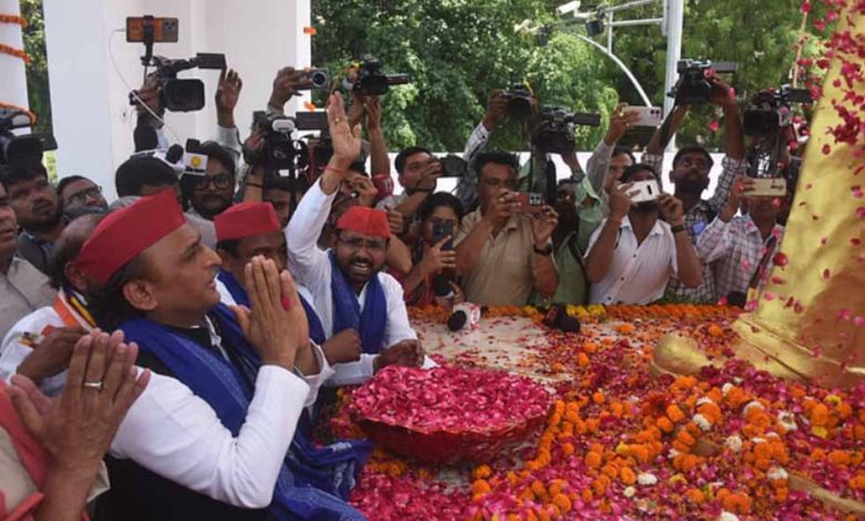 सपा प्रमुख अखिलेश यादव ने बाबा साहब की प्रतिमा पर किया माल्यार्पण 1 सपा प्रमुख अखिलेश यादव ने बाबा साहब की प्रतिमा पर
