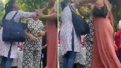 सरोजिनी नगर मार्केट में एक कपड़े को लेकर दो महिलाएं