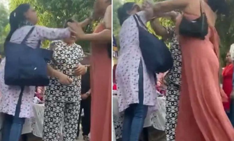 सरोजिनी नगर मार्केट में एक कपड़े को लेकर दो महिलाएं