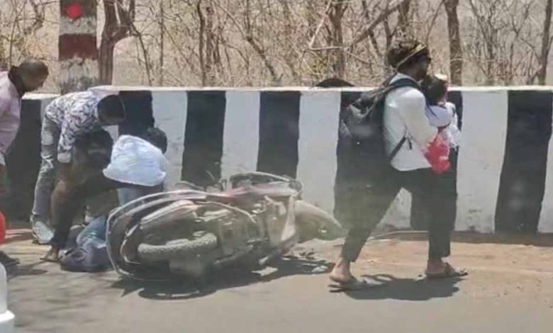 सलकनपुर दर्शन कर लौट रहे परिवार एक्सीडेंट, डिवाइडर से टकराई स्कूटी, पति की मौत, पत्नी व बच्ची घायल 1 सलकनपुर दर्शन कर लौट रहे परिवार एक्सीडेंट डिवाइडर से टकराई