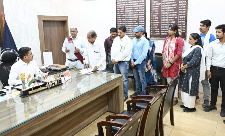 साप्ताहिक जनदर्शन में कलेक्टर ने सुनी लोगों की समस्याएं