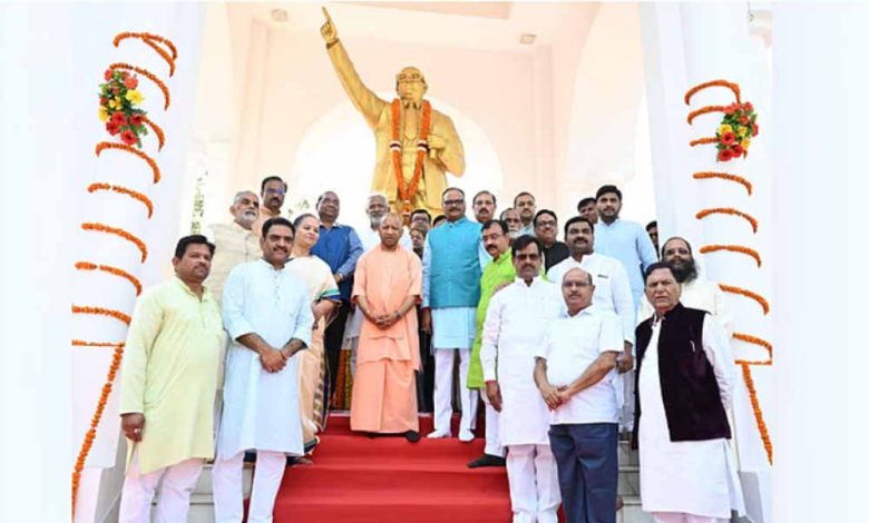 सीएम योगी ने अपनी कैबिनेट के साथ डॉ. आंबेडकर को दी श्रद्धांजलि 1 सीएम योगी ने अपनी कैबिनेट के साथ डॉ आंबेडकर को