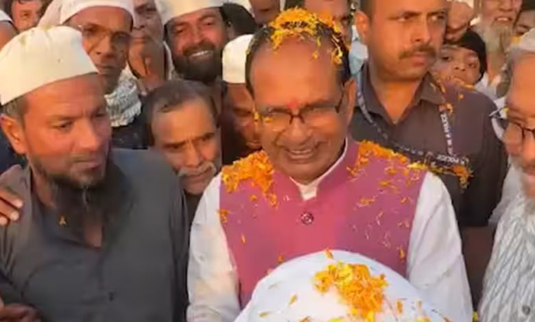 सुल्तानपुर में मुस्लिम समुदाय ने वक्फ कानून का समर्थन किया, केंद्रीय मंत्री शिवराज सिंह चौहान पर फूल बरसाकर धन्यवाद दिया 1 सुल्तानपुर में मुस्लिम समुदाय ने वक्फ कानून का समर्थन किया