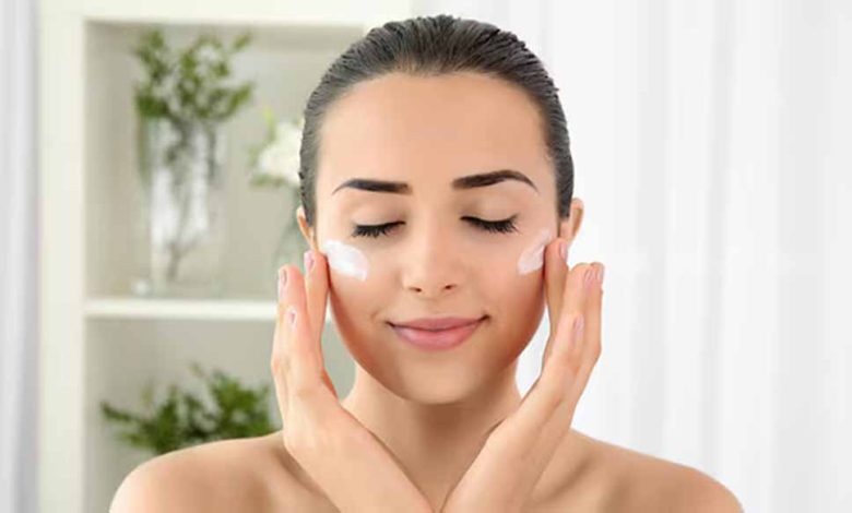 स्किन केयर प्रॉडक्ट लगाने का भी होता है अपना एक