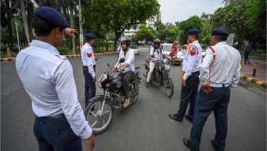 स्कूटर चलाते हुए अगर आपने हेलमेट की स्ट्रिप नहीं बांधी