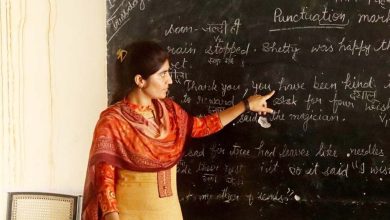 स्कूल प्रिंसिपल की महिला शिक्षिका पर बुरी नजर आठ महीने