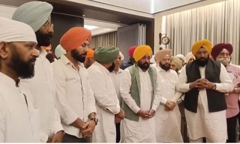 हंस राज हंस की पत्नी रेशम कौर की अंतिम अरदास मॉडल टाउन में रखी गई, CM Mann सहित पहुंची कई हस्तियां 1 हंस राज हंस की पत्नी रेशम कौर की अंतिम अरदास