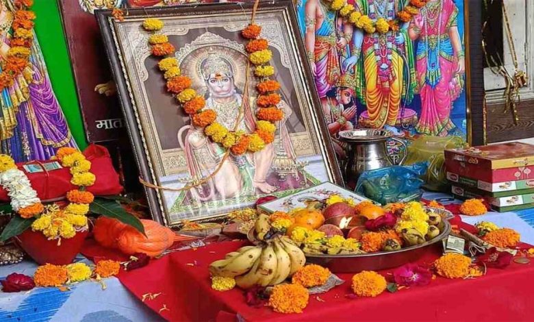 हनुमान जन्मोत्सव पर पूजा-अर्चना करने के साथ-साथ तुलसी का दान करना अत्यंत पुण्यकारी माना गया 1 हनुमान जन्मोत्सव पर पूजा अर्चना करने के साथ साथ तुलसी का दान