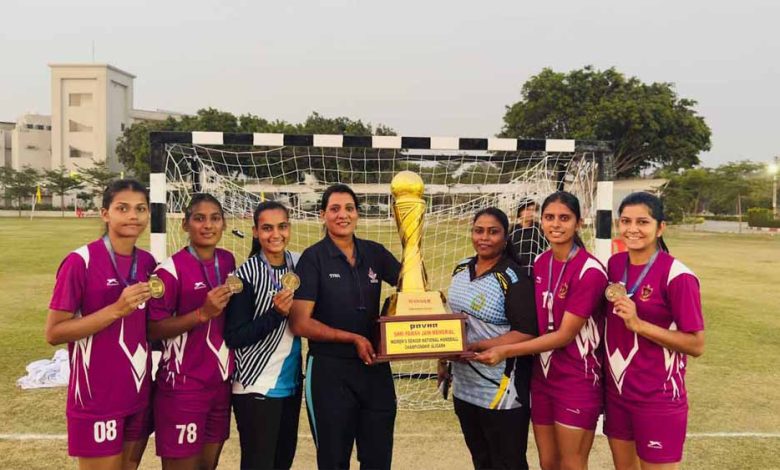 हिमाचल प्रदेश को हराकर भारतीय रेल महिला हैंडबॉल टीम ने जीता स्वर्ण पदक 1 हिमाचल प्रदेश को हराकर भारतीय रेल महिला हैंडबॉल टीम ने