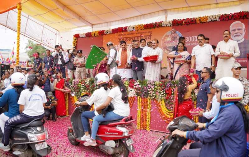 अहिल्या वाहिनी महिला बाइक रैली को सीएम मोहन यादव ने
