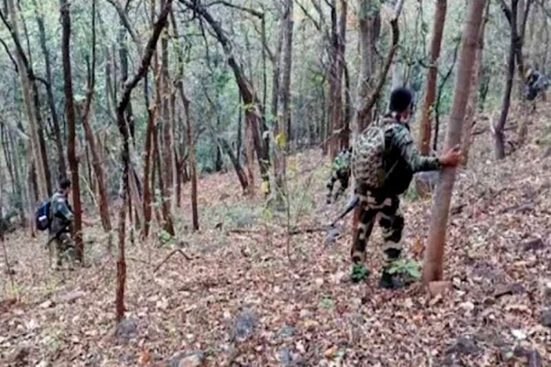 आतंकियों से भिड़े सुरक्षाबल इलाके में हाई अलर्ट