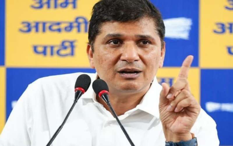 आप का आरोप अपने चहेते अधिकारियों को जेल में जाने