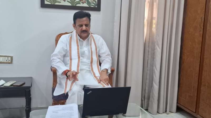 उप मुख्यमंत्री शुक्ल ने स्वास्थ्य अमले को दिलाई तंबाकू नियंत्रण