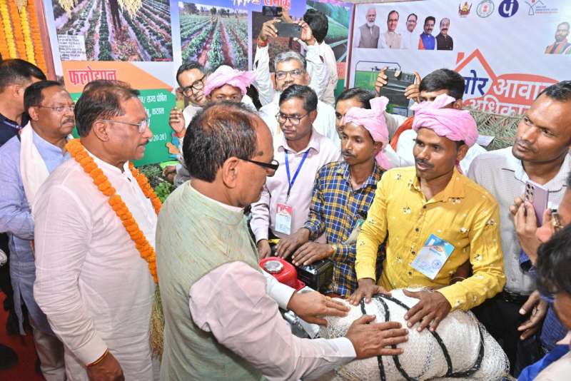 केंद्रीय मंत्री शिवराज सिंह चौहान ने हितग्राहियों से की सीधी