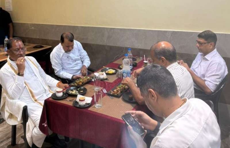 ढाबे पर भोजन कर आमजन से मिले सीएम साय बोले