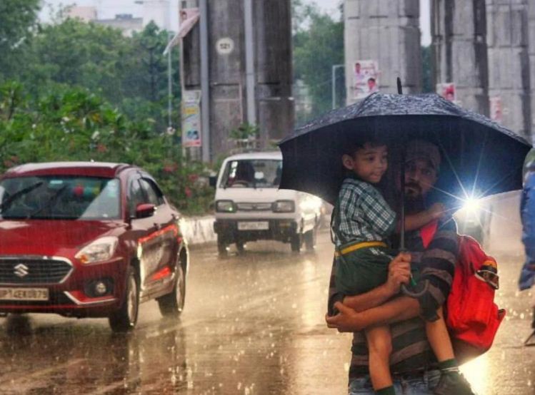 तेज आंधी और बारिश से एनसीआर में तबाही गाजियाबाद नोएडा में