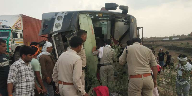 नेपाल जा रही बस पलटी 200 मीटर तक घिसटती रही