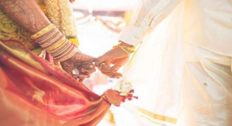 पत्नी की सच्चाई सुन पति स्तब्ध शादी को बताया मजबूरी