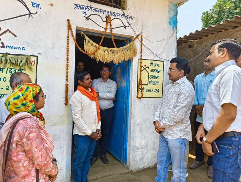 प्रमुख सचिव सोनमणि बोरा ने पीएम जनमन आवासों का किया