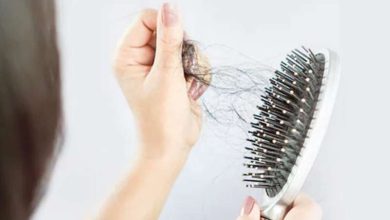 बालों का झड़ना रोकना है तो इन 5 विटामिन्स को