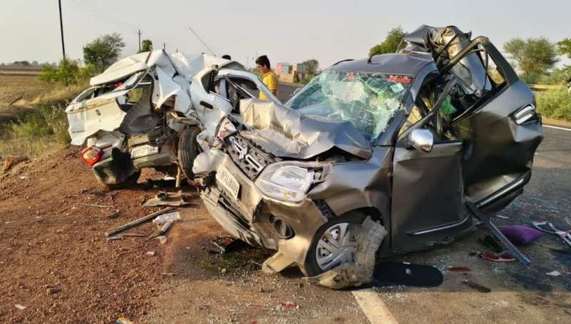 बेकाबू ट्रक ने दो कारों के उड़ाए परखच्चे मंजर देख