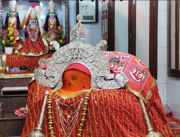 बेहद चमत्कारी है ये हनुमान मंदिर बरगद के पेड़ पर