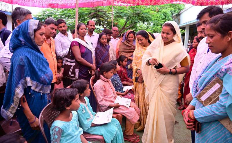 मंत्री राजवाड़े ने समाधान शिविर में जनता से किया सीधा