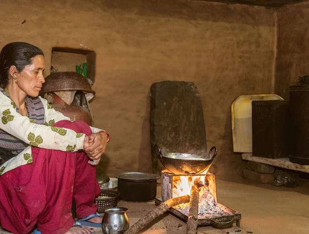 मिट्टी की रसोई में रंगों से सजाएं सकारात्मक ऊर्जा वास्तु