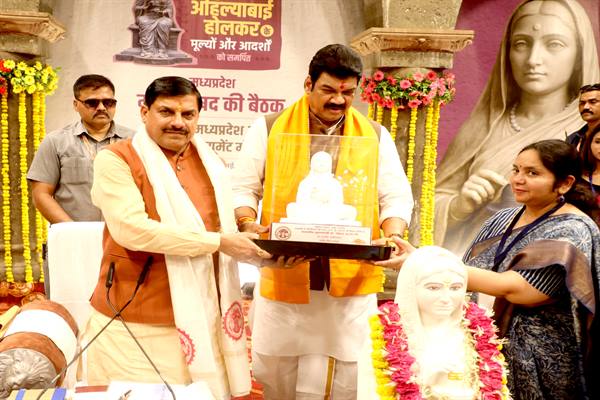 मुख्यमंत्री डॉ यादव का गेहूँ के रिकार्ड उपार्जन पर खाद्य