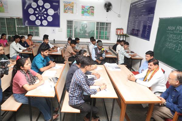 मुख्यमंत्री डॉ यादव ने होल्कर साइंस कॉलेज के विद्यार्थियों से