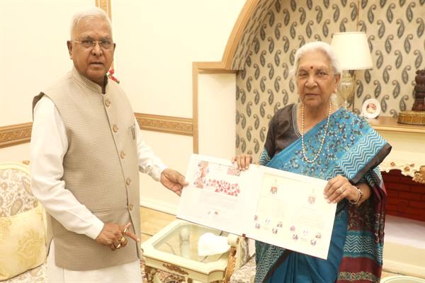 राज्यपाल मंगुभाई पटेल से उत्तरप्रदेश की राज्यपाल आनंदीबेन पटेल की