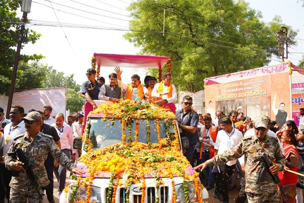 वीर सैनिकों के सम्मान में आन बान शान से निकली तिरंगा यात्रा