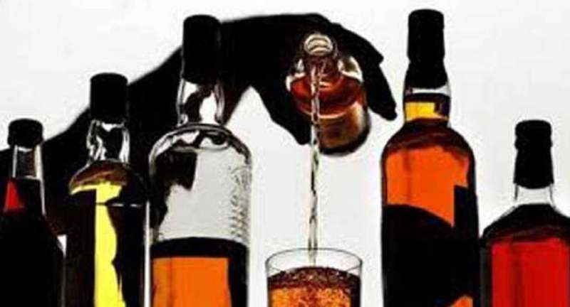शराब पीने वालों सावधान सीलबंद बोतलों में निकल रही मिलावटी