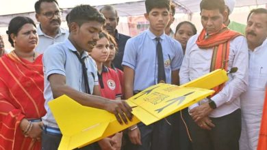 समर कैम्प में स्कूली बच्चों द्वारा निर्मित एयरोमॉडल्स का हुआ