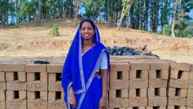 सरिता ने ईंट निर्माण से गढ़ी आत्मनिर्भरता की मिसाल