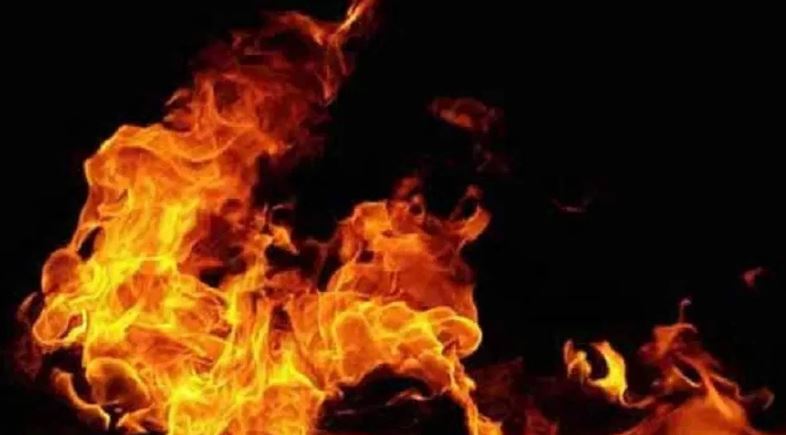 साड़ी शो रुम में लगी भीषण आग 15 फीट ऊंची