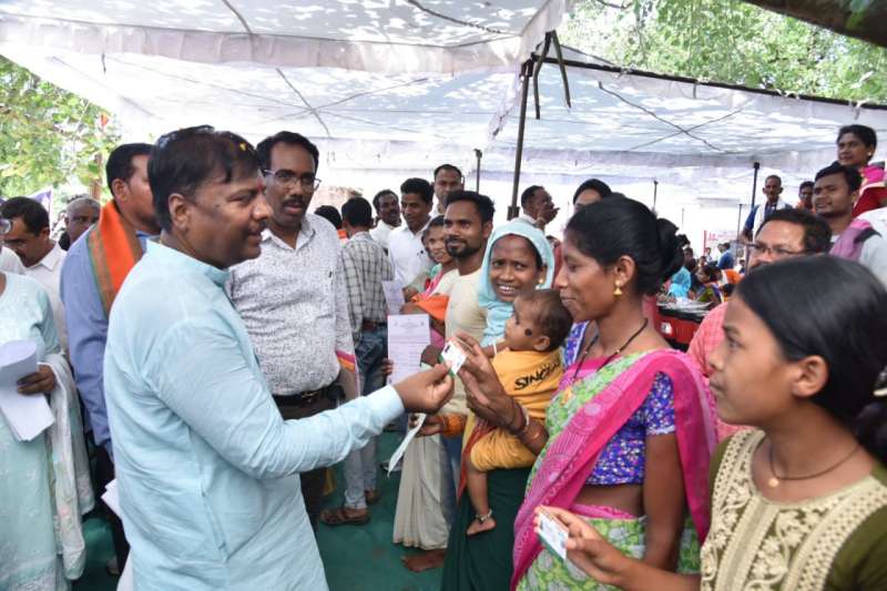 सुशासन तिहार अंतर्गत बम्हनी समाधान शिविर में शामिल हुए वन