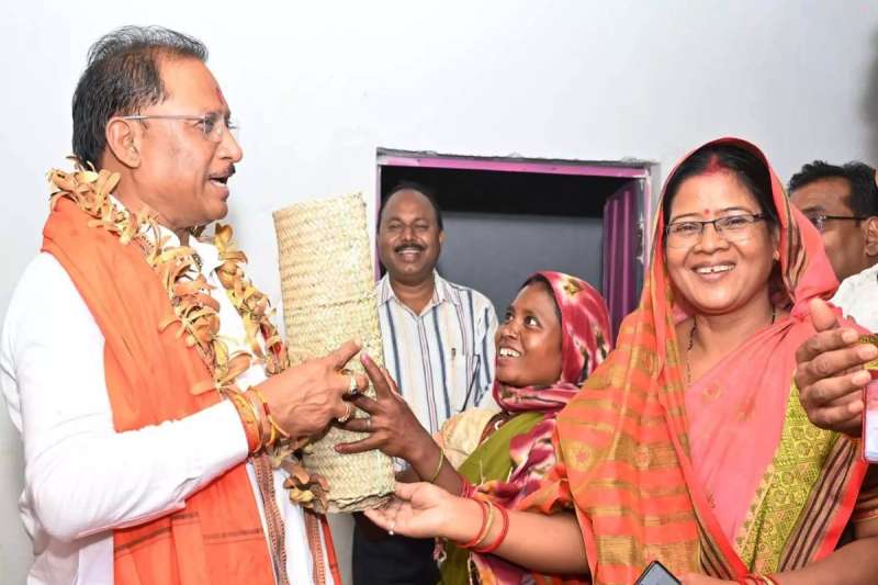 हरगवां ढोढरी कला पहुंचे मुख्यमंत्री साय जनमन आवासों की गुणवत्ता