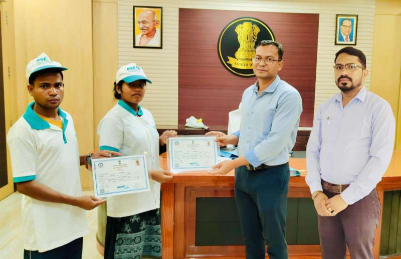 24 आत्मसमर्पित नक्सलियों को कृषि उद्यमी प्रमाण पत्र वितरित 6 24 आत्मसमर्पित नक्सलियों को कृषि उद्यमी प्रमाण पत्र वितरित